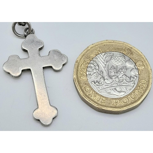 1011 - A SOLID SILVER CROSS PENDANT IN CLASSICAL SHAPE ON A 46cms SILVER CHAIN .  10.2gms