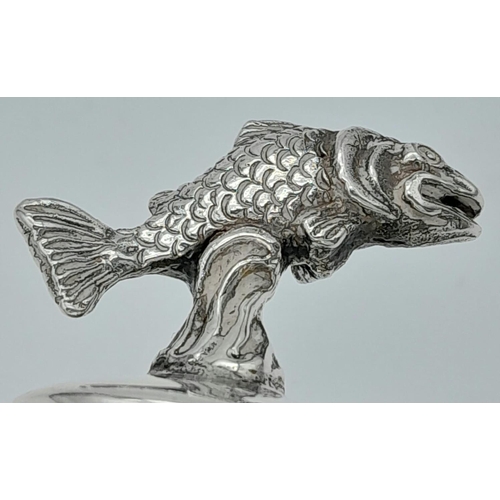 1248 - AN UNUSUAL BOTTLE STOP, A CORK WITH SOLID SILVER TOP WITH FLYING FISH .   39.6gms