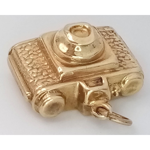 1468 - A 9K YELLOW GOLD CAMERA CHARM. 1G