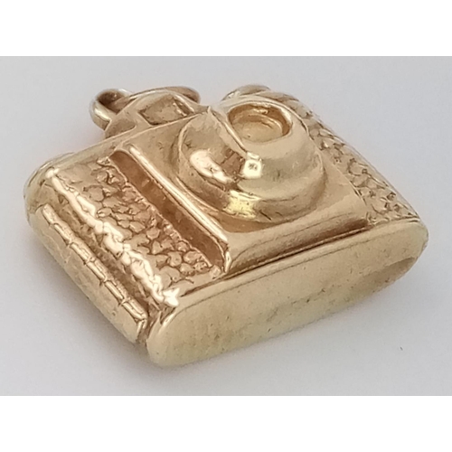 1468 - A 9K YELLOW GOLD CAMERA CHARM. 1G