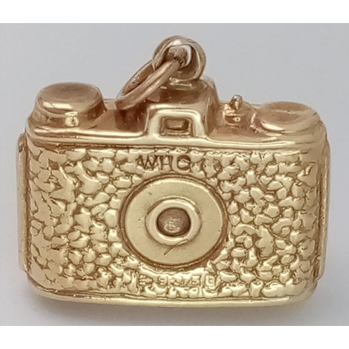 1468 - A 9K YELLOW GOLD CAMERA CHARM. 1G