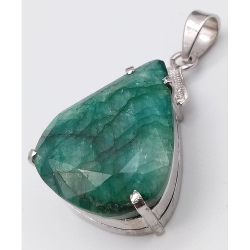 730 - An Emerald Silver Pedant. Drop cut set in 925 Sterling silver. 40 Ct. W-23.30g. 5cm. Comes with a pr... 