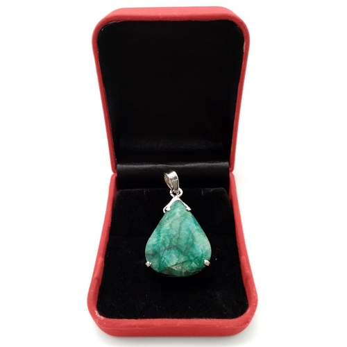 730 - An Emerald Silver Pedant. Drop cut set in 925 Sterling silver. 40 Ct. W-23.30g. 5cm. Comes with a pr... 