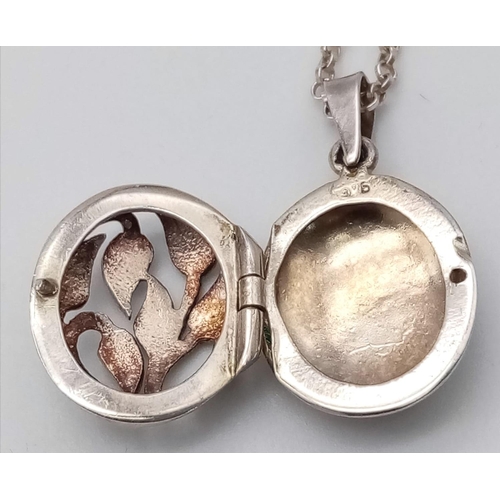 752 - A vintage 925 silver locket pendant with floral design on silver curb chain. Total weight 4.3G. Tota... 