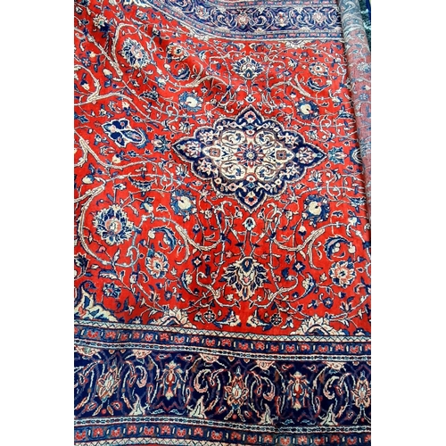 709 - A Brightly Coloured Decorative Persian Sarouk Carpet/Rug.
375cm x 265cm. In good condition. Winning ... 