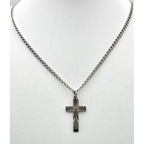 1241 - A SILVER CROSS PENDANT WITH STAR BURST PATTERN ON A 48cms DOUBLE LINK CHAIN .  6.9gms