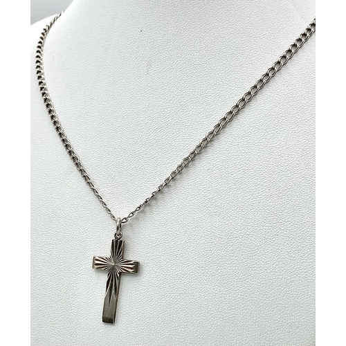 1241 - A SILVER CROSS PENDANT WITH STAR BURST PATTERN ON A 48cms DOUBLE LINK CHAIN .  6.9gms