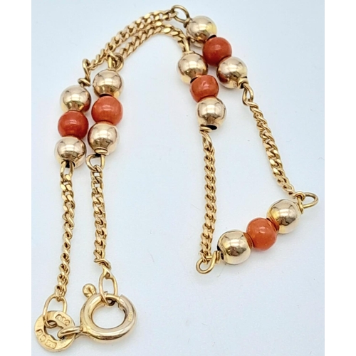 1296 - A 9K YELLOW GOLD CORNELIAN SET BRACELET. 2.5G