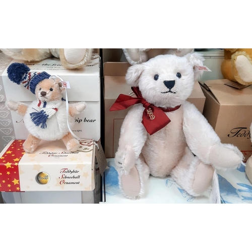 1082 - A collection of seventeen adult collectable teddy bears. Please, see list for more information and p... 