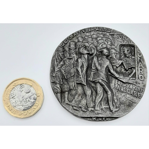 1413 - A Superb 1915 Cast Iron Lusitania Original Medal. In excellent condition. 55mm diameter.