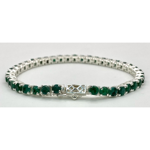 540 - An Emerald Tennis Bracelet set in 925 Silver. 18cm length. 16.5g total weight. Ref: Cd-1032