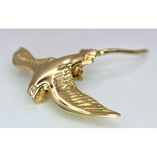 809 - A 14k yellow gold swallow brooch. 3cm X 3cm. 2g