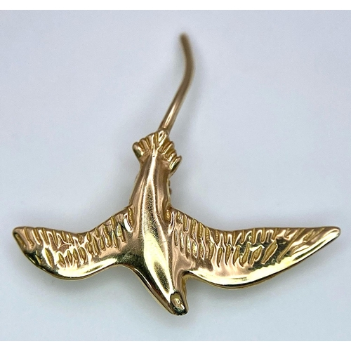 809 - A 14k yellow gold swallow brooch. 3cm X 3cm. 2g