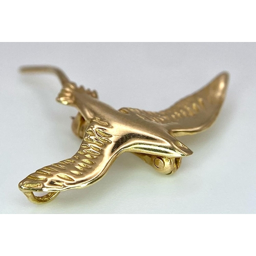 809 - A 14k yellow gold swallow brooch. 3cm X 3cm. 2g