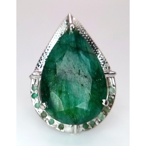 549 - An Emerald Tear Drop 925 Silver Ring. 30ct. W-17g. Size Q/R. Comes with a presentation case. Ref: VO... 