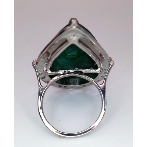 549 - An Emerald Tear Drop 925 Silver Ring. 30ct. W-17g. Size Q/R. Comes with a presentation case. Ref: VO... 