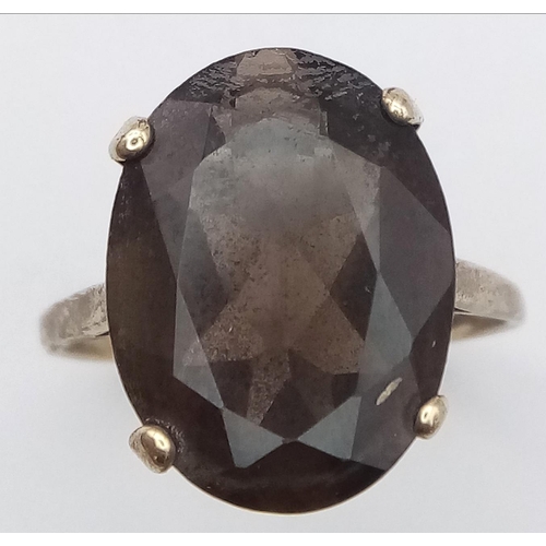 71 - A Vintage 9K Yellow Gold Smoky Quartz Ring. Size O. 3.1g weight.