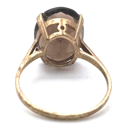 71 - A Vintage 9K Yellow Gold Smoky Quartz Ring. Size O. 3.1g weight.