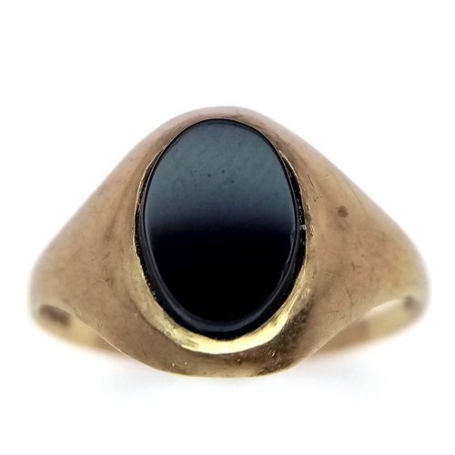 1462 - A Vintage 9K Yellow Gold Ladies Onyx Signet Ring. Size I. 1g weight.