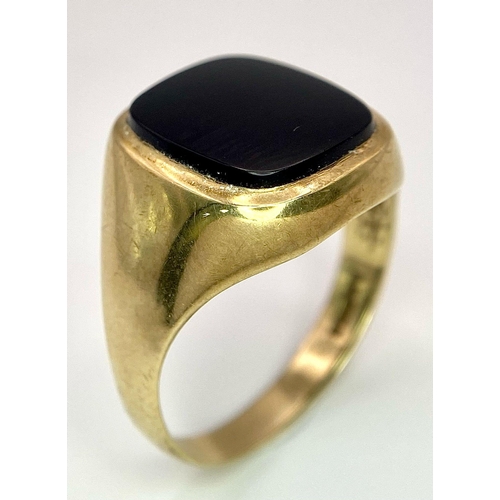 20 - A Classic Vintage Onyx Gents 9K Yellow Gold Ring. Size S. 4.95g total weight.