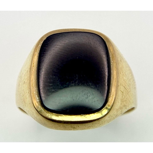 20 - A Classic Vintage Onyx Gents 9K Yellow Gold Ring. Size S. 4.95g total weight.