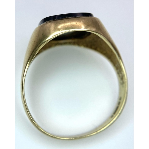 20 - A Classic Vintage Onyx Gents 9K Yellow Gold Ring. Size S. 4.95g total weight.