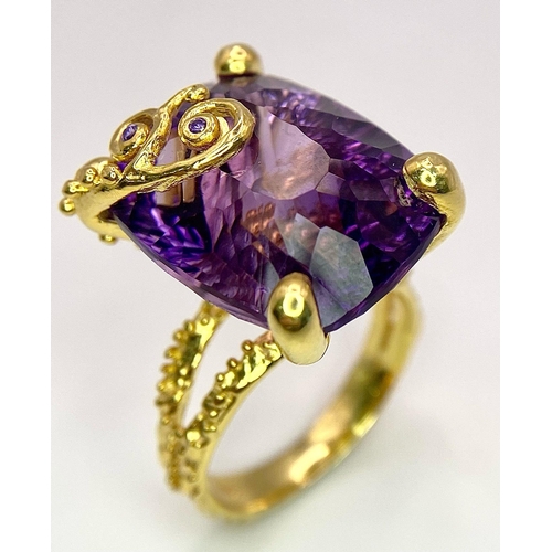 236 - A fabulous silver and 18 K yellow gold-plated ring carrying a customised-cut, mesmerising amethyst w... 