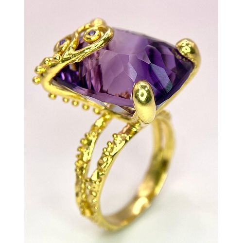 236 - A fabulous silver and 18 K yellow gold-plated ring carrying a customised-cut, mesmerising amethyst w... 