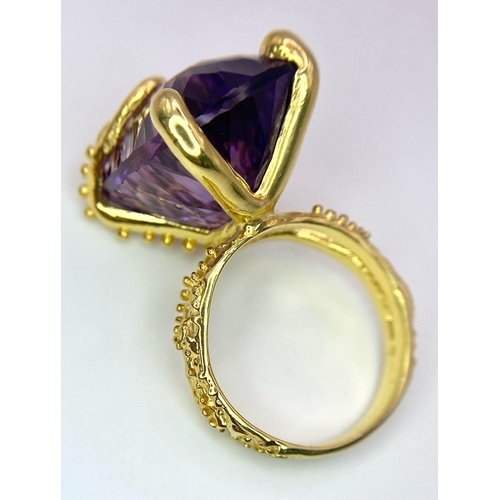 236 - A fabulous silver and 18 K yellow gold-plated ring carrying a customised-cut, mesmerising amethyst w... 