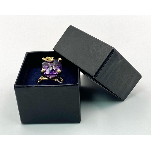 236 - A fabulous silver and 18 K yellow gold-plated ring carrying a customised-cut, mesmerising amethyst w... 