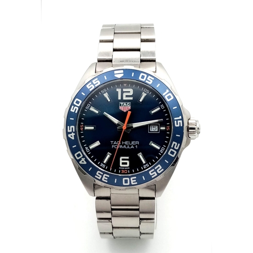 864 - A Tag Heuer Formula 1 Gents Watch. Stainless steel bracelet and case - 43mm. Blue dial with date win... 