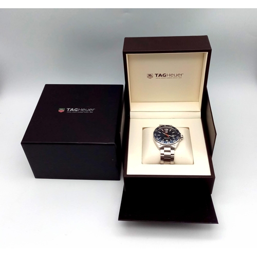 864 - A Tag Heuer Formula 1 Gents Watch. Stainless steel bracelet and case - 43mm. Blue dial with date win... 