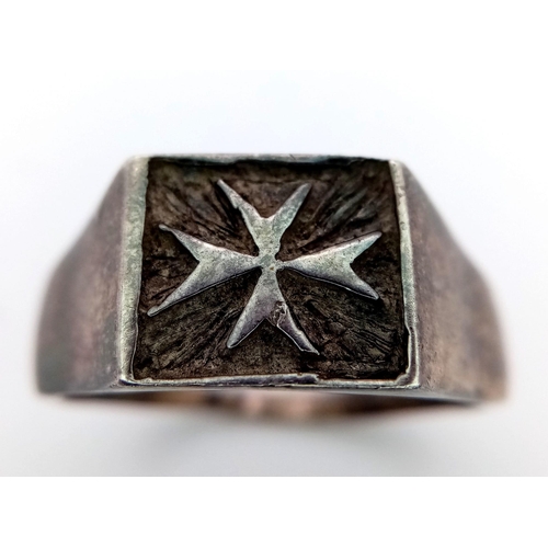 1395 - A Vintage Sterling Silver Maltese Cross Gents Ring. Size Z + 2.