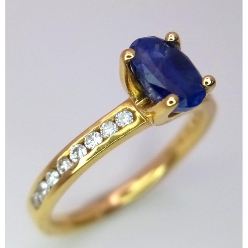 1249 - AN 18K YELLOW GOLD DIAMOND & SAPPHIRE RING - 3.7G. 0.30CT. SIZE M.