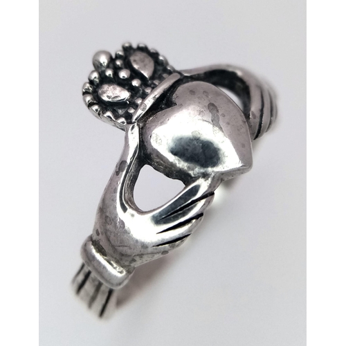 1646 - A STERLING SILVER CLADDAGH RING. 4.6G SIZE Z