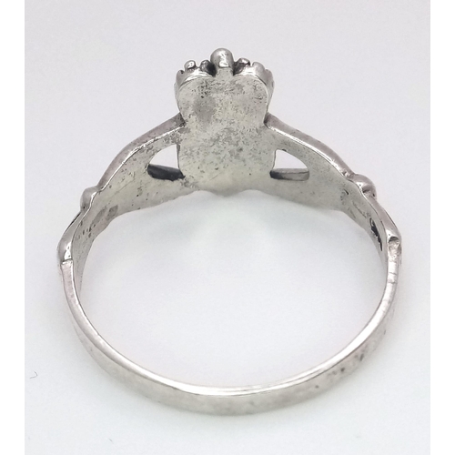 1646 - A STERLING SILVER CLADDAGH RING. 4.6G SIZE Z