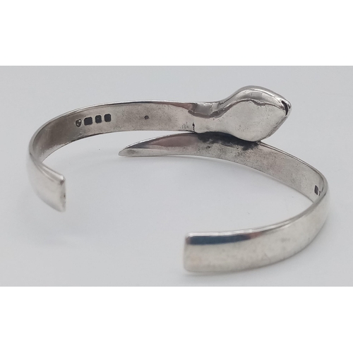 1624 - A STERLING SILVER SNAKE BANGLE. 21.6G