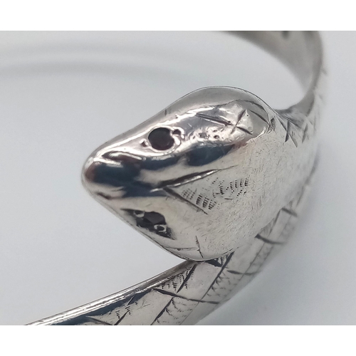 1624 - A STERLING SILVER SNAKE BANGLE. 21.6G