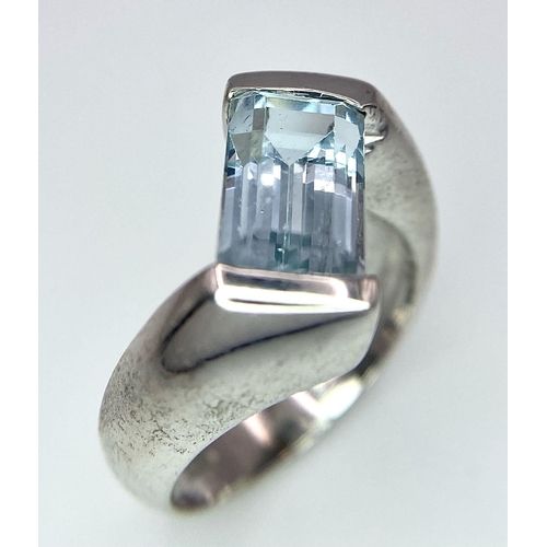 1504 - An 18K White Gold Aquamarine Twist Ring. Size L. 6g total weight.