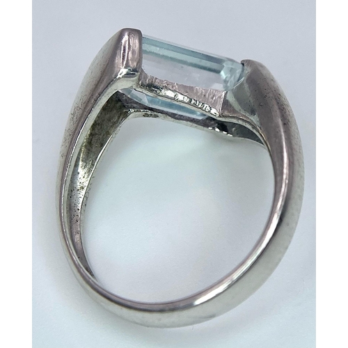 1504 - An 18K White Gold Aquamarine Twist Ring. Size L. 6g total weight.