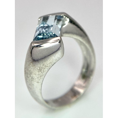 1504 - An 18K White Gold Aquamarine Twist Ring. Size L. 6g total weight.