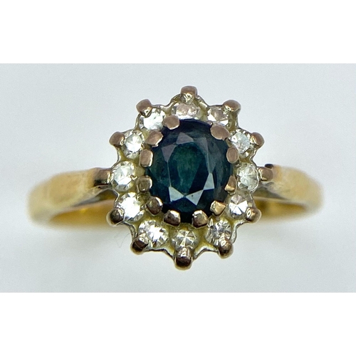 200 - A 18K YELLOW GOLD DIAMOND & SAPPHIRE CLUSTER RING. TOTAL WEIGHT 2.8G. SIZE I