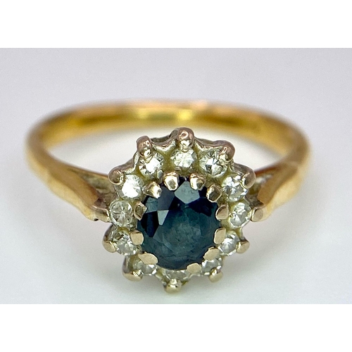 200 - A 18K YELLOW GOLD DIAMOND & SAPPHIRE CLUSTER RING. TOTAL WEIGHT 2.8G. SIZE I