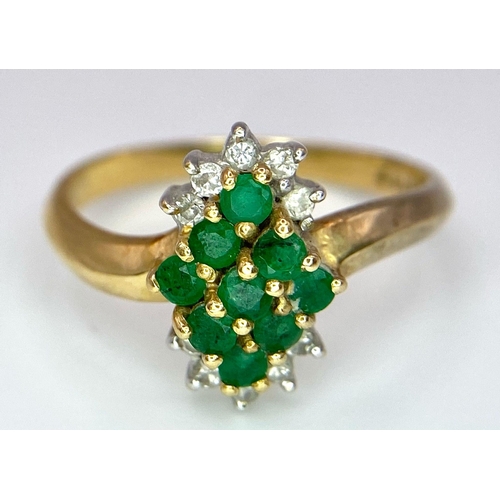 214 - A 18K YELLOW GOLD DIAMOND & EMERALD CLUSTER RING. TOTAL WEIGHT 3.2G. SIZE M