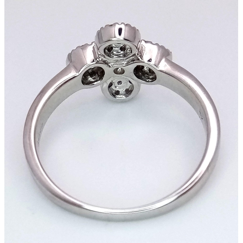 333 - A 18K WHITE GOLD CLOVER SHAPED 0.20CT DIAMOND SET RING. TOTAL WEIGHT 4.1G. SIZE M