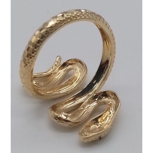 649 - A 9K YELLOW GOLD SNAKE RING. TOTAL WEIGHT 4.3G. SIZE Q