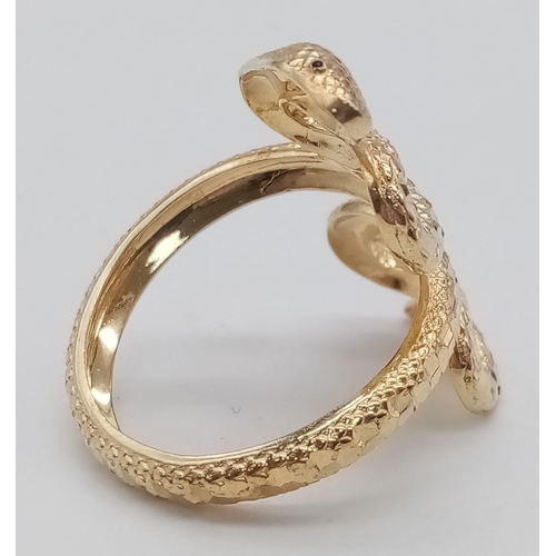 649 - A 9K YELLOW GOLD SNAKE RING. TOTAL WEIGHT 4.3G. SIZE Q