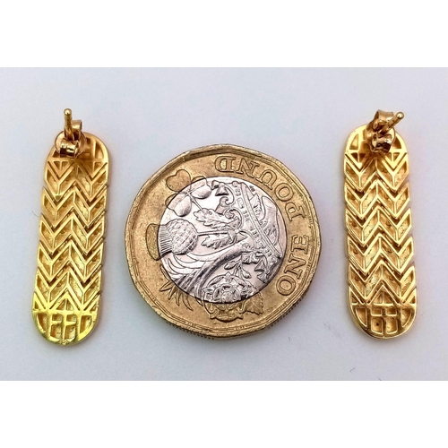 654 - A Pair of 18K Yellow Gold Articulated Earrings. 3.7g total weight.