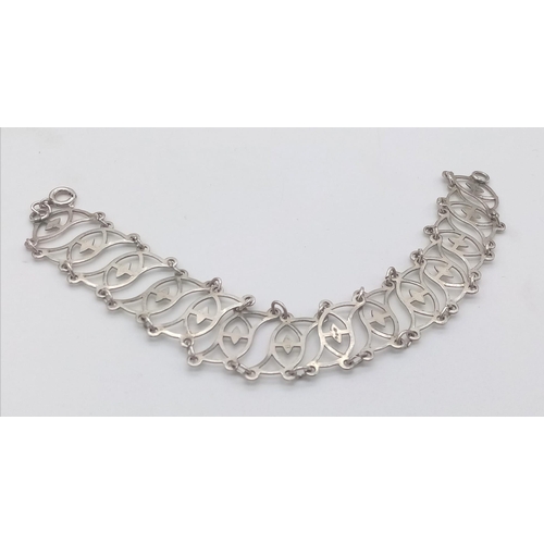 999 - A vintage sterling silver large link bracelet. Total weight 10G. Total length 18cm. Please see photo... 