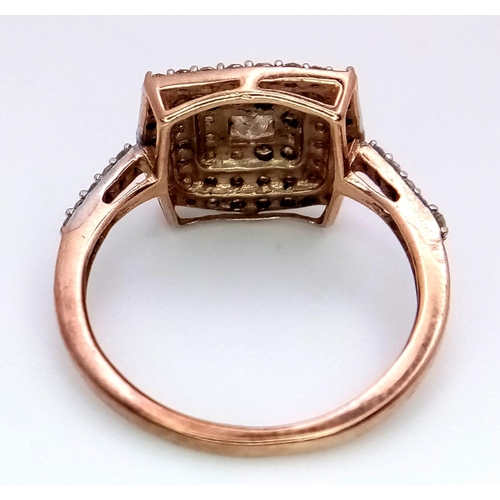 131 - A FANCY 9K ROSE GOLD 0.60CT DIAMOND CLUSTER RING. TOTAL WEIGHT 2.1G. SIZE L 1/2